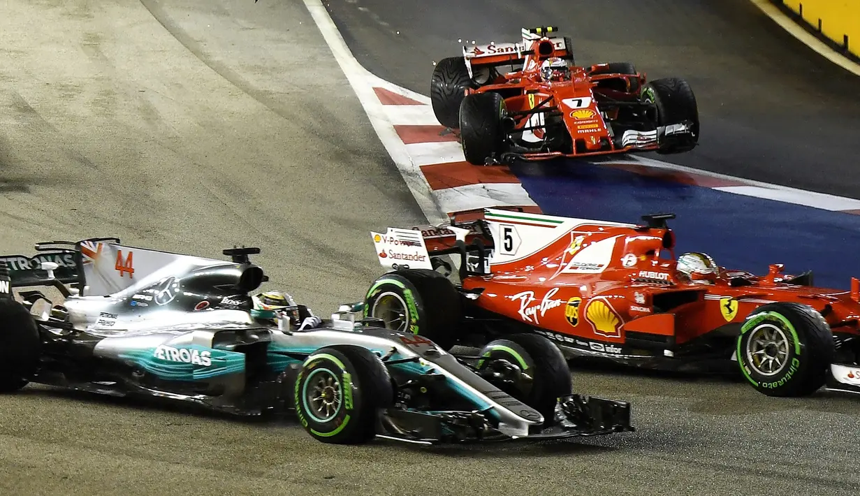 Pembalap Mercedes 'Lewis Hamilton (kiri) dan dua pembalap Ferrari, Sebastian Vettel dan Kimi Raikkonen setelah mengalami kecelakaan saat Grand Prix Singapura Formula One di Sirkuit Marina Bay City, Singapura, Minggu, (17/09) (MANAN VATSYAYANA / AFP)