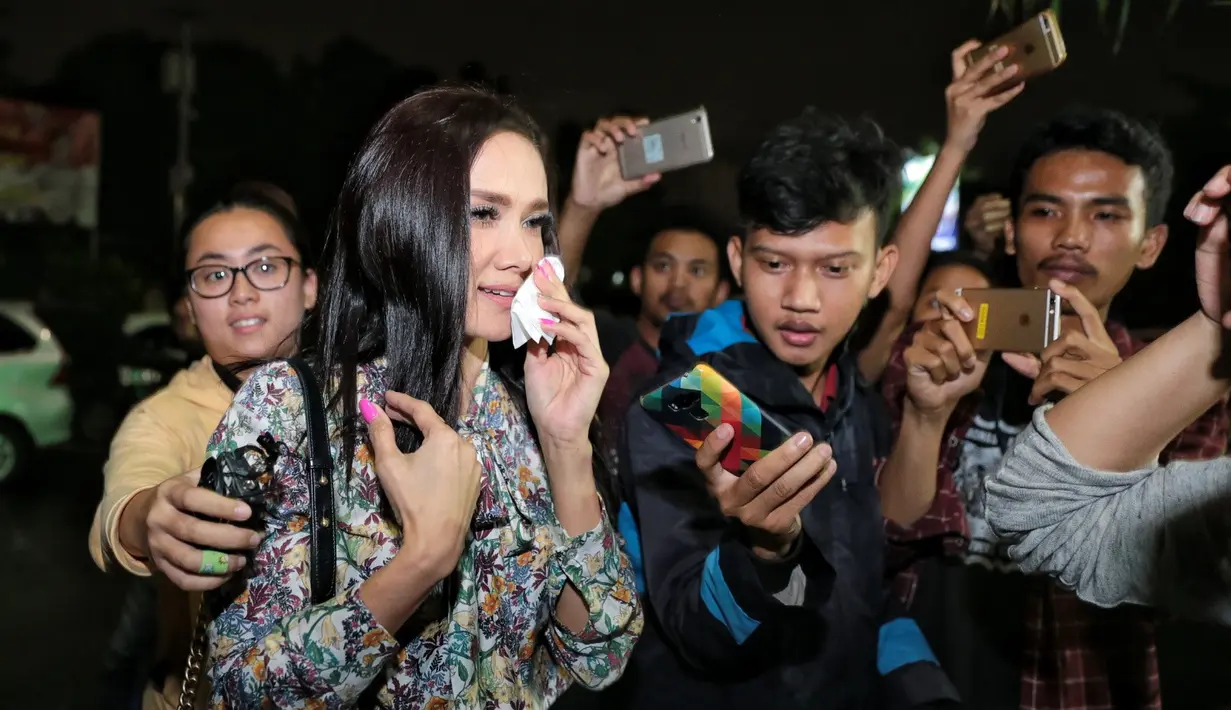 Mulan tidak membawa bekal apapun saat datang ke Polres. Ia mengaku kedatangannya hanya membawa bekal doa untuk pria yang telah memberikan dua orang anak itu. (Adrian Putra/Bintang.com)