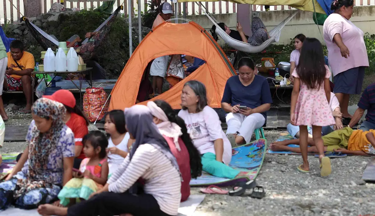 Warga berlindung di lapangan balai kota, Provinsi Sarangani, Filipina, Rabu 10 Juni 2026. (AP Photo/Basilio Sepe)
