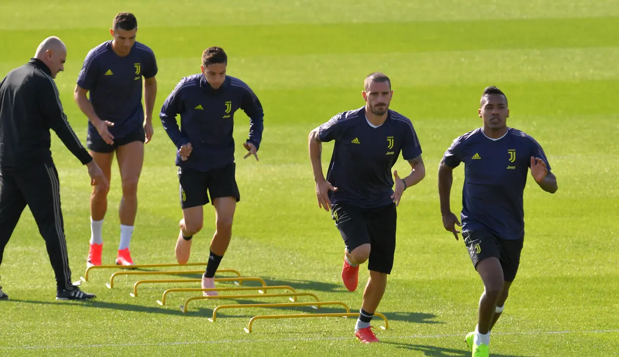 Penyerang Juventus, Cristiano Ronaldo melakukan pemanasan saat latihan di pusat pelatihan Juventus Continassa di Turin (22/10). Saat ini Juventus berada di posisi pertama dengan poin enam di grup tersebut. (AFP Photo/Marco Bertorello)