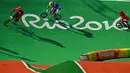 Toni Syarifudin (kanan) berusaha mengejar lawan-lawannya saat berlaga pada kategori BMX Seeding Phase Runs putra di Olympic BMX Centre - Rio de Janeiro, Brasil (17/08/2016). (AFP/Carl De Souza)