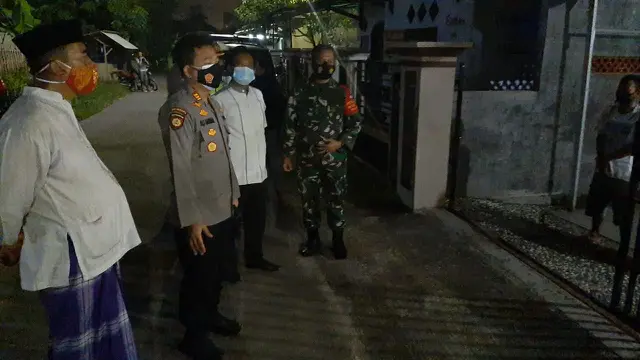 Personil Polsek Ciwandan Bersama TNI Dan Petugas Kecamatan Menjenguk Warga Yang Sedang Isolasi Mandiri Covid-19. (Jumat, 19/02/2021). (Dokumentasi Polsek Ciwandan).