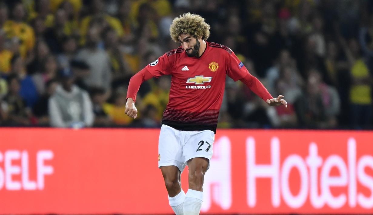 5. Marouane Fellaini - Fellaini sangat identik dengan rambut kribo mengambang. Alhasil orang akan langsung mengenalnya saat bermain di lapangan. (AFP/Fabrice Coffrini)