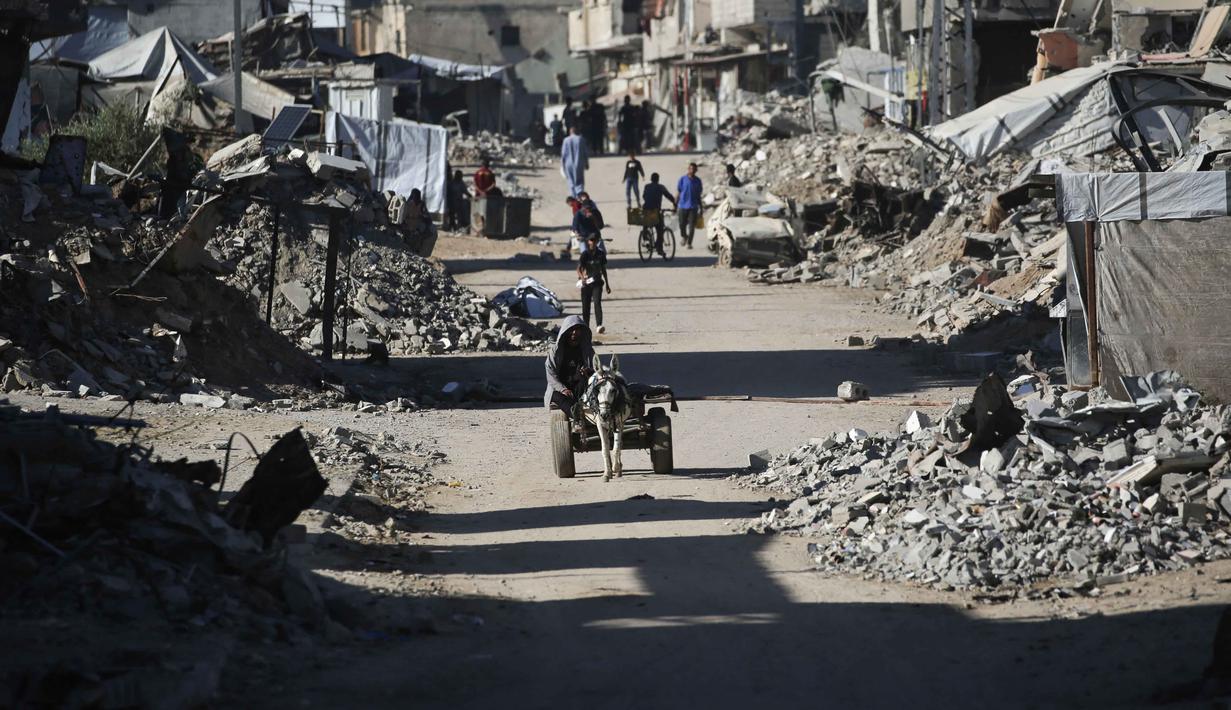 Momen kembalinya para pengungsi Palestina ke Gaza, meski di tengah puing-puing, membawa secercah harapan. Para pengungsi akhirnya bisa menginjakkan kaki kembali di tanah yang mereka sebut rumah. (Eyad BABA/AFP)