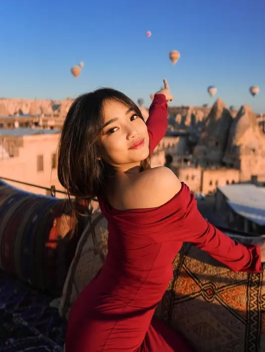 Fuji tampil dengan riasan natural bahkan hanya mengaplikasikan lipstik warna bibit. Hanya tampak eyelash extension nya saja. [@fuji_an]