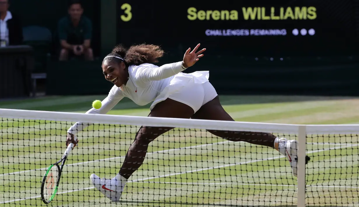 Petenis AS, Serena Williams mengembalikan bola pukulan petenis Jerman, Angelique Kerber saat bertanding pada final tunggal putri kejuaraan Tenis Wimbledon 2018 di London, (14/7). Kerber menang atas Williams 6-3,6-3. (AP Photo/Ben Curtis)