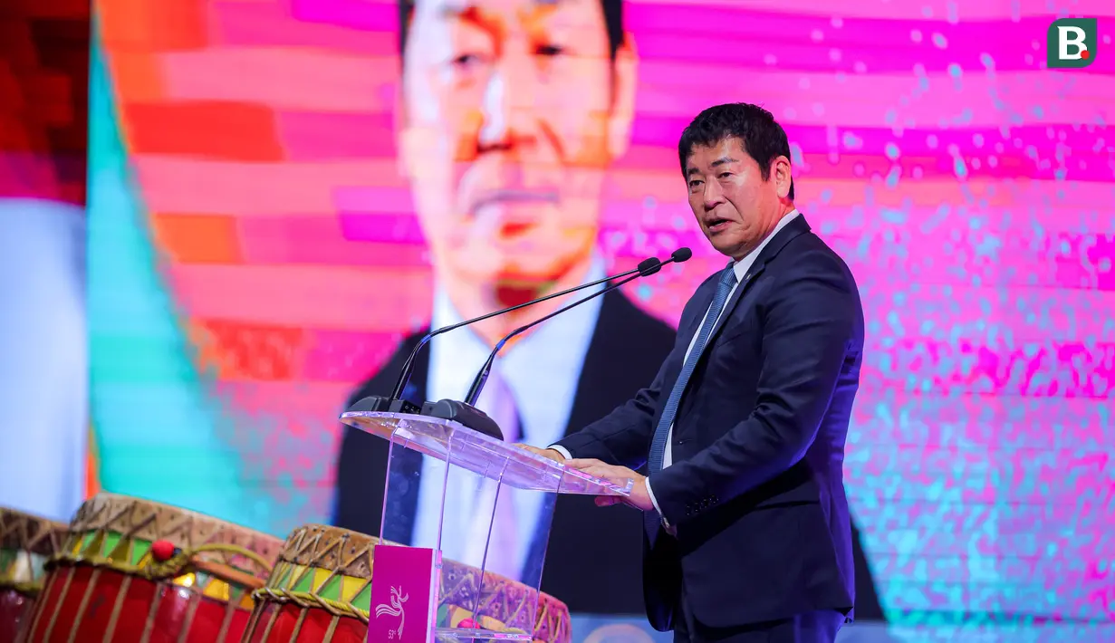 Ketua federasi senam dunia (FIG), Morinari Watanabe memberikan sambutan saat upacara pembukaan Kejuaraan Dunia Gimnastik 2025 yang berlangsung di Indonesia Arena, Senayan, Jakarta, Minggu (19/10/2025). (Bola.com.Bagaskara Lazuardi)