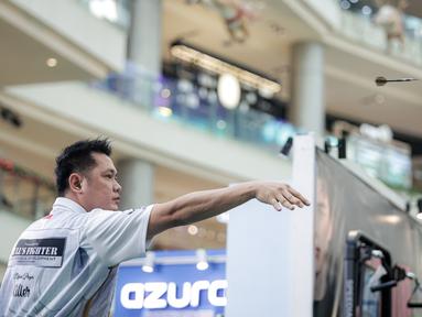 Tirta Suparjo kembali keluar sebagai juara dalam ajang Darts National Competition 2025, Minggu (23/11/2025). Ia sukses mempertahankan titelnya dalam laga final kategori steel tip yang berlangsung di PIK Avenue, Jakarta. (Bola.com/Bagaskara Lazuardi)