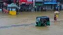 Lebih dari 43.991 orang di 17 distrik dievakuasi ke lokasi yang lebih aman. Tampak dalam foto, seorang pria mendorong becaknya saat mengarungi jalan yang tergenang banjir setelah hujan deras di Kaduwela, pinggiran Kolombo, pada Jumat 28 November 2025. (Ishara S. KODIKARA/AFP)
