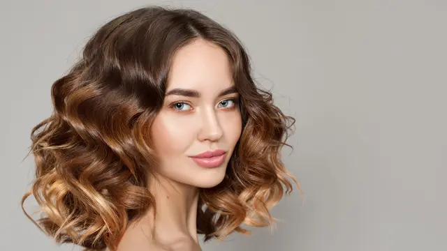 14 Cara Merawat Rambut Sehat untuk Si Pemilik Curly Hair agar Lembut dan Bebas Kusut