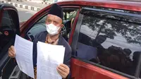 Tim kuasa hukum Nurhayati saat datang ke PN Kota Cirebon menjelaskan pembatalan gugatan praperadilan terhadap Nurhayati. Foto (Liputan6.com / Panji Prayitno)