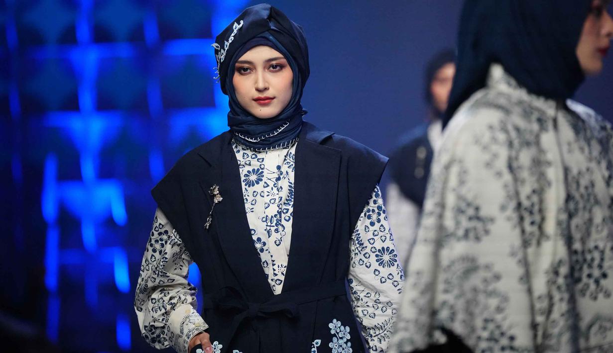 Untuk diketahui, Indonesia memiliki peluang besar untuk menjadi pusat busana santun Muslim dunia. Berdasarkan data State of the Global Islamic Economy Report 2024/2025, pengeluaran konsumen Muslim global untuk sektor pakaian dan alas kaki pada 2023 mencapai USD 327 miliar dan diproyeksikan naik menjadi USD 433 miliar pada 2028. Tampak dalam foto, model-model memamerkan karya desainer mode Indonesia Dama Kara selama Jakarta Muslim Fashion Week, Kamis 6 November 2025. (AP Photo/Tatan Syuflana)