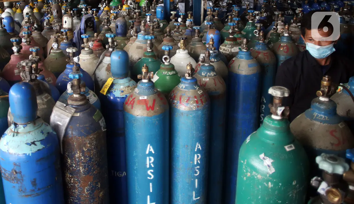 Petugas mengisi dan memeriksa tabung oksigen di PT Samator Gas Industri, Pulo Gadung, Jakarta, Jumat (6/8/2021). Kementerian Kesehatan dan Satgas Covid-19 DPR dalam sidaknya menghimbau produksi oksigen untuk industri dikurangi dan dialihkan untuk kebutuhan pasien Covid-19. (Liputan6com/JohanTallo)