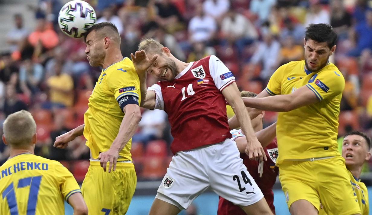 Peluang terbaik Ukraina tercipta di menit ke-61 lewat sundulan Roman Yaremchuk, memanfaatkan umpan tendangan bebas Andriy Yarmolenko. Sayangnya, bola berhasil ditepis Daniel Bachmann. (Foto: AP/Pool/Daniel Mihailescu)