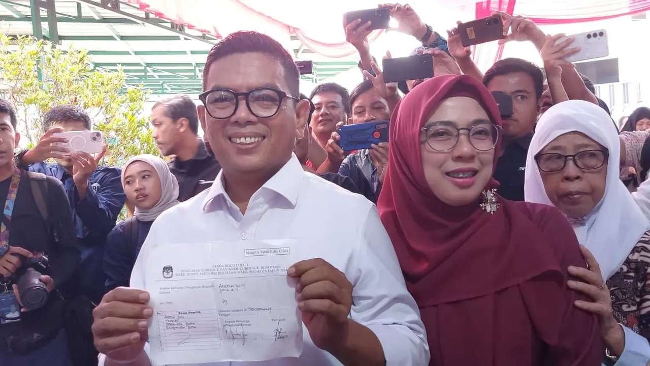 Calon Gubernur Banten nomor urut 2, Andra Soni menyoblos di TPS 29, Kelurahan Paninggilan, Kecamatan Ciledug, Kota Tangerang, Rabu (27/11/2024).
