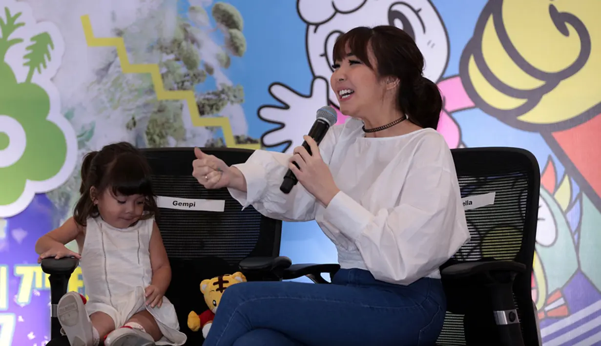 Sekedar mengingatkan, Gisella Anastasia resmi dipersunting Gading Marten sejak 2013 silam. Dari pernikahannya, dikaruniai seorang putri Gempita. Meski telah memiliki anak, melakukan perawatan tubuh demi tampil cantik. (Deki Prayoga/Bintang.com)