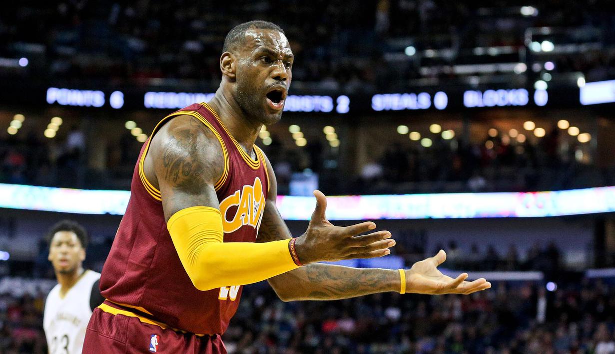 Pemain  Cleveland Cavaliers, LeBron James (23) melakukan protes setelah dinyatakan foul pada lanjutan NBA di Smoothie King Center, New Orleans, Sabtu (5/12/2015) WIB. Pelicans menang atas Cavaliers 114-108. (Reuters/Derick E. Hingle) 