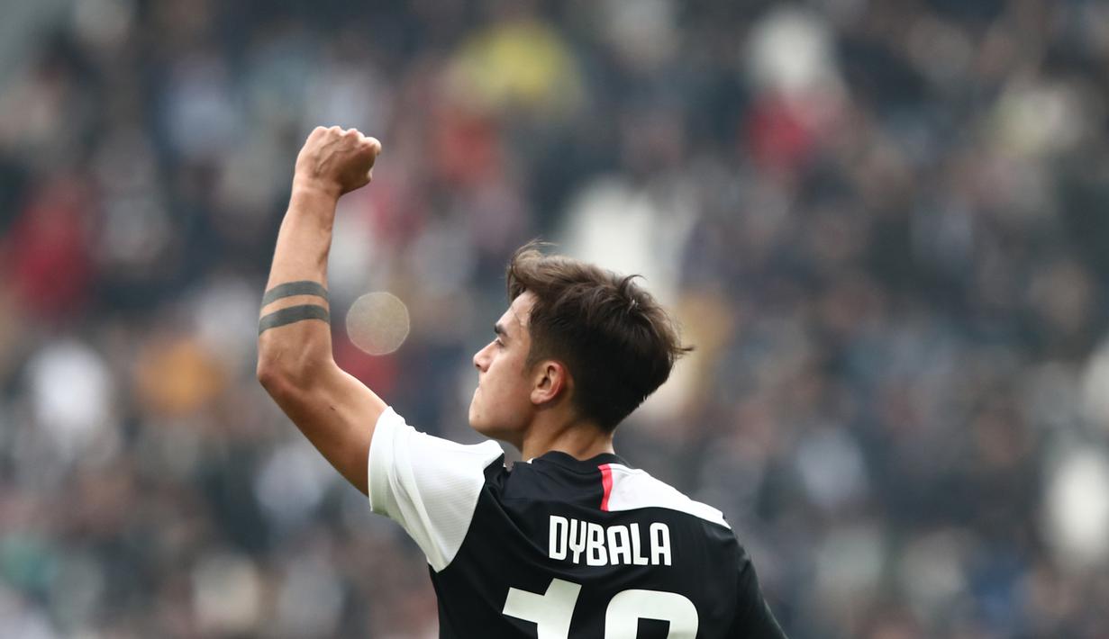 Pemain Juventus Paulo Dybala melakukan selebrasi usai mencetak gol ke gawang Brescia pada pertandingan Serie A di Turin, Italia, 16 Februari 2020. Meski terjangkit virus corona COVID-19, Dybala dilaporkan baik-baik saja dan tidak menunjukkan gejala. (Isabella BONOTTO/AFP)