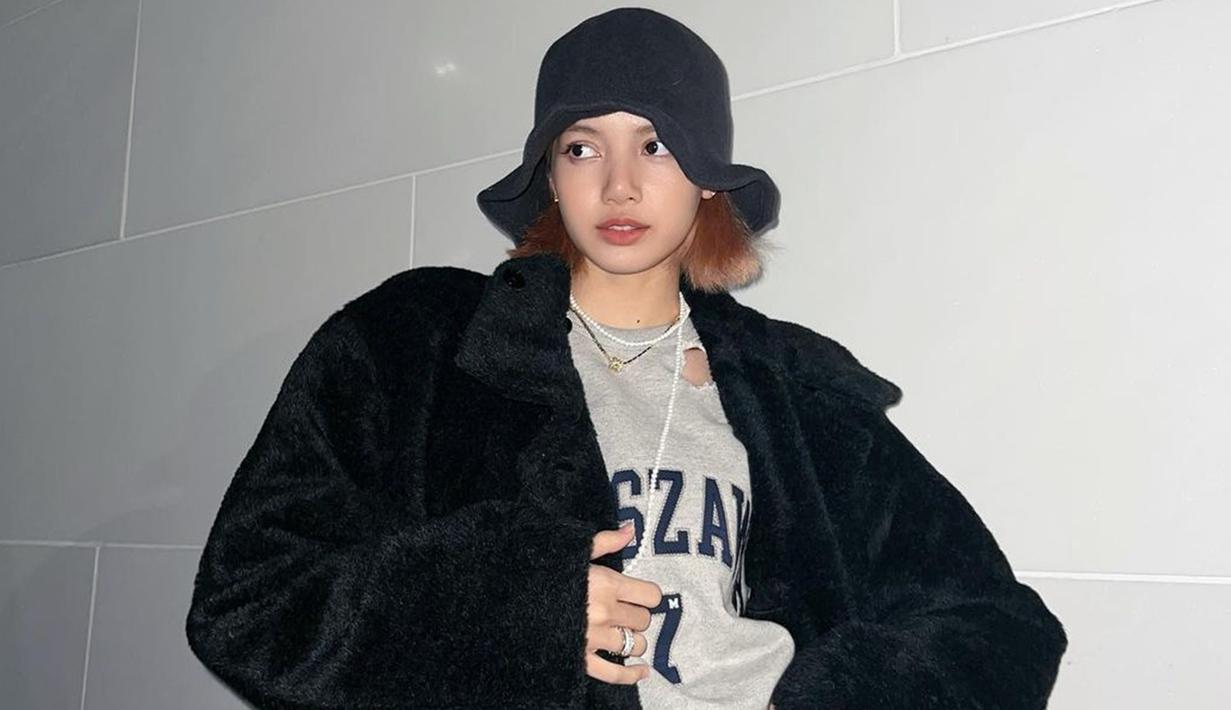 Tampil dengan kaus abu-abu, Lisa Blackpink pun terlihat menambahkan jaket tebal berwarna hitam senada dengan topi yang digunakan. Bahkan, dalam penampilannya ini ia tak menggunakan aksesoris berlebih namun tetap memesona. (Liputan6.com/IG/@lalalalisa_m)