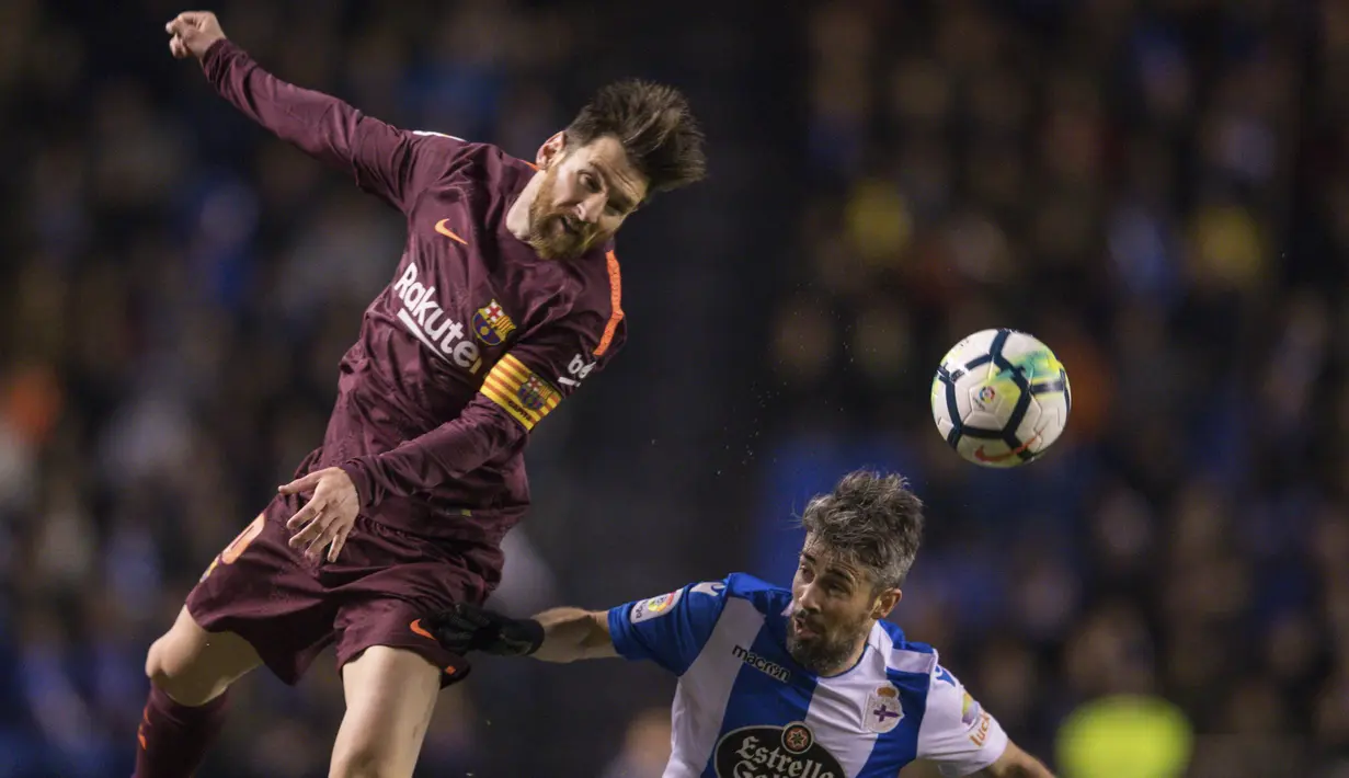 Striker Barcelona, Lionel Messi, duel udara dengan bek Deportivo La Coruna, Luisinho, pada laga La Liga di Stadion Riazor, Senin (30/4/2018). Barcelona menang 4-2 atas Deportivo La Coruna. (AP/Lalo R. Villar)