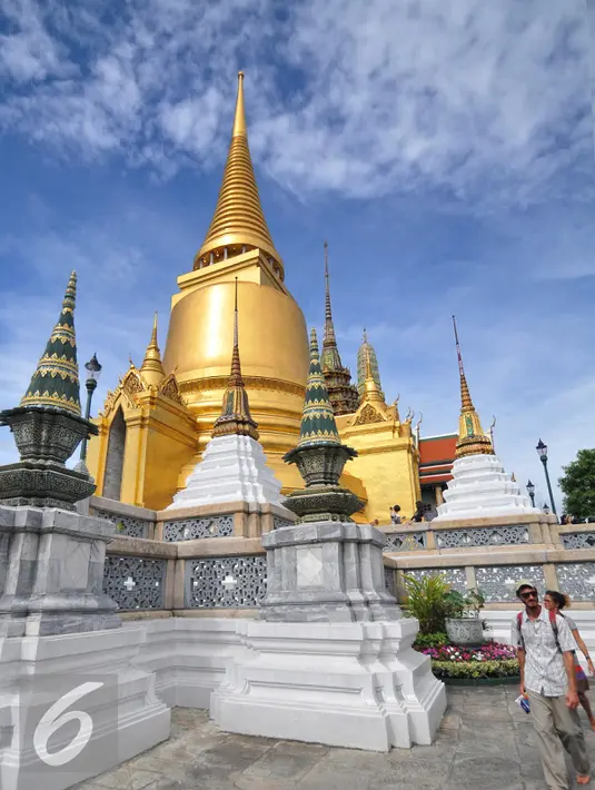 Tempat dengan pemandangan terindah di kota Bangkok adalah Royal Grand Palace, desain interior dan eksterior dari Istana Raja Thailand ini sangat memukau dan kinclong dipandang mata. Foto diambil pada 13 Agustus 2015. (Liputan6.com/Herman Zakharia)