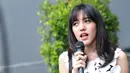 "Iya, aku suka kamera dan foto-foto itu sejak SMP. Sekarang makin jadi-jadi. Beli kamera buat foto-foto terus posting di sosial media kayak Instagram," ucap Ify Blink di kawasan Pasar Minggu, Jakarta Selatan, Selasa (17/1/2017). (Adrian Putra/Bintang.com)