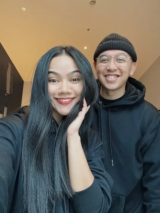 Yura dan suami pun tampil dengan jaket hoodie hitam couplenya, membuat keduanya tampil manis. Kali ini Yura tampak mengenakan lipstik merah yang membuatnya lebih fresh. Credit: Instagram (@yurayunita)