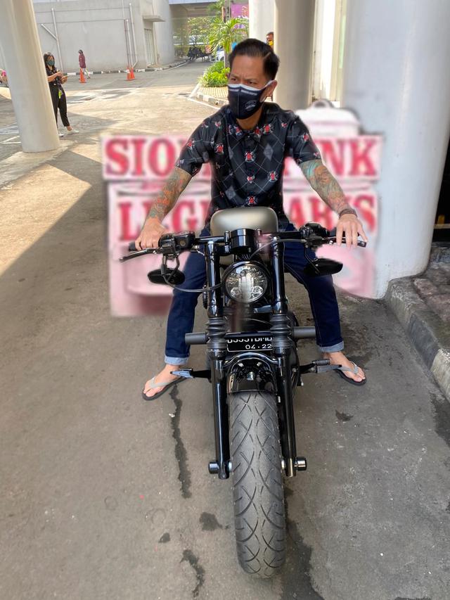 6 Editan Foto Chef Juna saat Naik Motor Gede Ini Bikin Ngakak