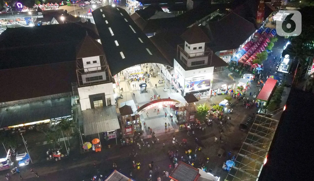 Foto udara memperlihatkan suasana Jakarta Fair 2022 (JFK 2022) atau Pekan Raya Jakarta (PRJ) pada hari pertama pembukaan di JIEXpo Kemayoran, Jakarta Pusat, Kamis (9/6/2022). Jakarta Fair 2022 akan berlangsung pada 9 Juni hingga 17 Juli 2022. (Liputan6.com/Herman Zakharia)