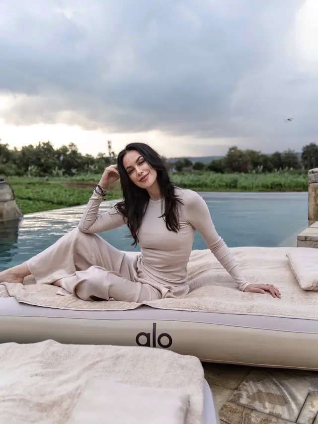 Potret Awet Muda Sophia Latjuba Saat Trekking hingga Yoga Bareng Buah Hati, Deretan Active Wear-nya Mencuri Perhatian