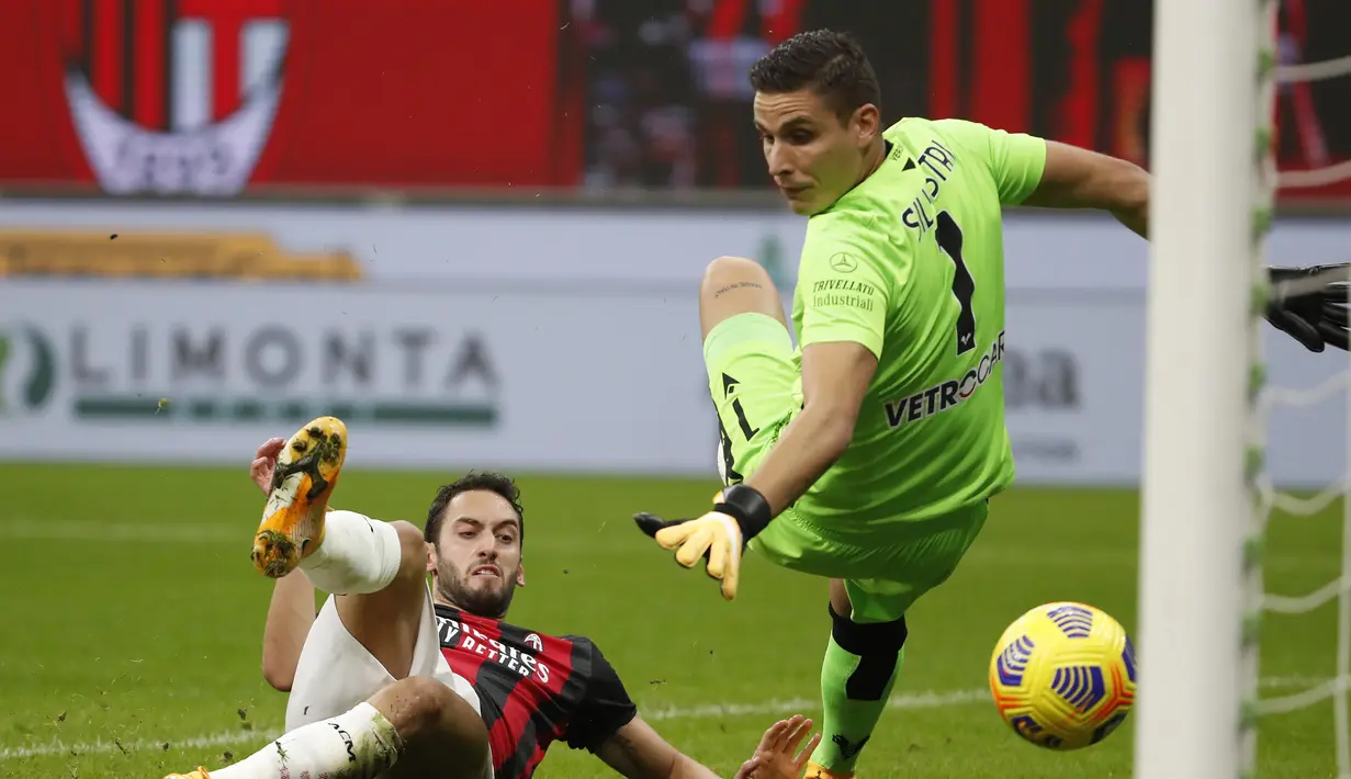 Gelandang AC Milan, Hakan Calhanoglu, membuat gol ke gawang Hellas Verona, yang akhirnya dianulir dalam lanjutan Liga Italia Serie A pekan ke-7 di Stadion San Siro, Milan, Senin (9/11/2020). AC Milan bermain imbang 2-2 dengan Hellas Verona.(AP Photo/Antonio Calanni).