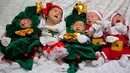 Lima bayi yang baru lahir saat tidur mengenakan baju busana Natal dan Santa Claus untuk menyambut perayaan Natal di Paolo memorial hospital di Bangkok, Thailand (21/12). (AP Photo / Gemunu Amarasinghe)