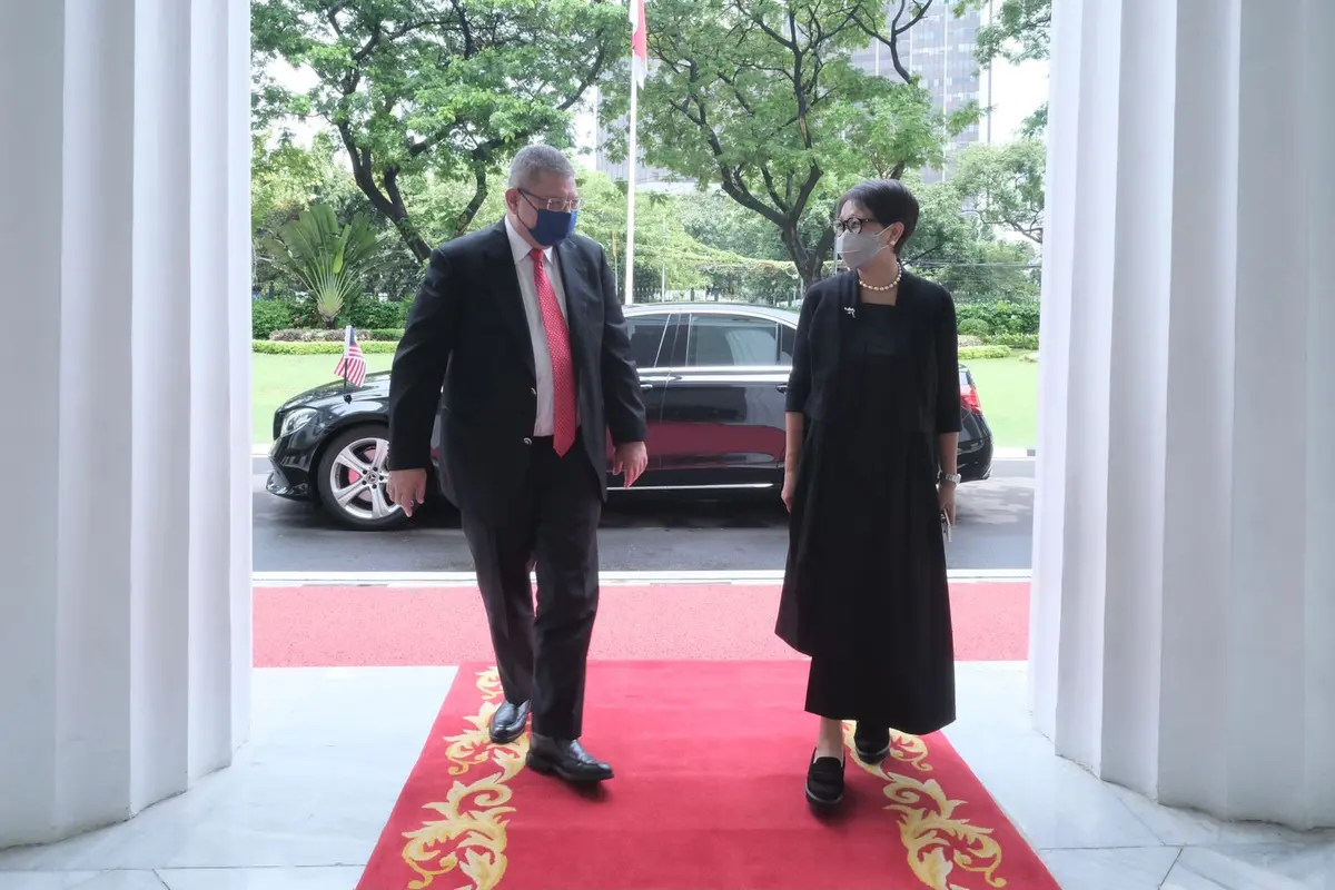 Kunjungan Menlu Malaysia Dato’ Saifuddin Abdullah ke kantor Kemlu RI disambut oleh Menlu Retno Marsudi, Senin (18/10/2021).