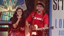 Andien saat berduet dengan Iwan Fals konser Situs Budaya: Nusa Tenggara Barat, Kerajaan Lombok & Bima di Panggung Kita, Depok Sabtu (3/3). Mereka membawakan lagu Seperti Matahari, Asmara dan Pancaroba dan  Barang Antik. (Liputan6.com/Arya Manggala) 