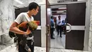 Seorang wanita memegang ayam jantan di pengadilan tinggi (Tribunal de Grande Instance) di Rochefort, Prancis barat, Kamis (4/7/2019). Ayam bernama Maurice tersebut dituduh terlalu berisik oleh tetangganya sehingga menyebabkan polusi suara yang berlebihan. (Photo by XAVIER LEOTY / AFP)