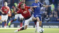 Bek Chelsea, Azpilicueta, berebut bola dengan gelandang Manchester United, Juan Mata, pada laga Premier League di Stadion Stamford Bridge, Sabtu (20/10/2018). Kedua tim bermain imbang 2-2. (AP/Matt Dunham)