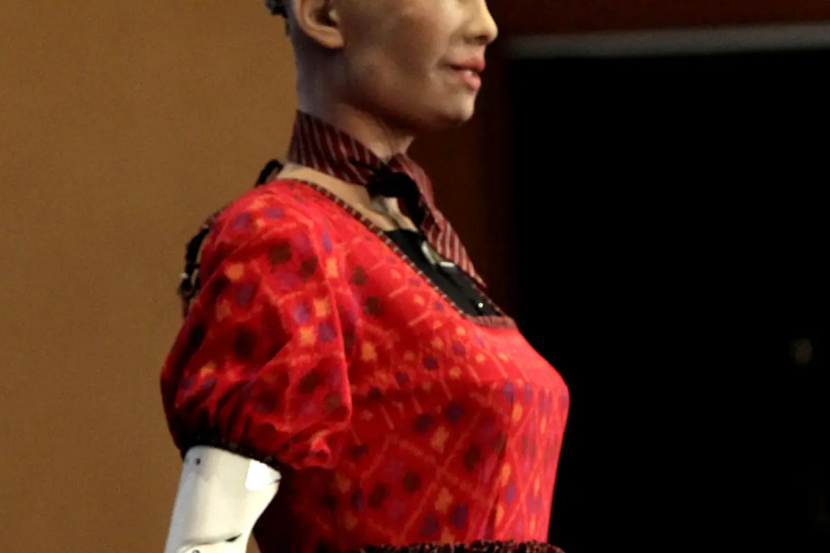 Penampilan Sophia, Robot Tercerdas di Dunia Saat Berkebaya