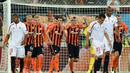 Pemain Shakhtar merayakan gol Taras Stepanenko ke gawang Sevilla dalam laga leg pertama semifinal Liga Europa di Stadion Arena Lviv, Lviv, Ukraina, Jumat (29/4/2016) dini hari WIB. (AFP/Genya Savilov)