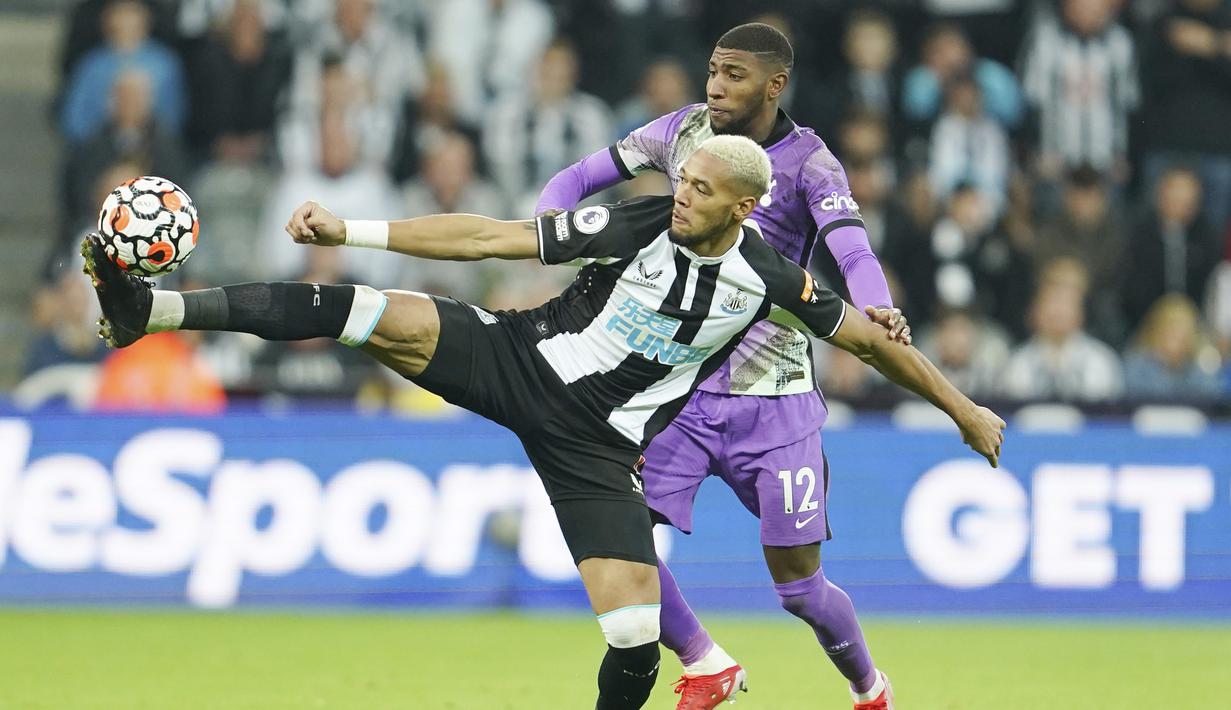 Kedua tim menampilkan duel seru dan sengit di sepanjang laga.
Jual beli serangan pun tak terelakan di laga tersebut. (AP/Jon Super)