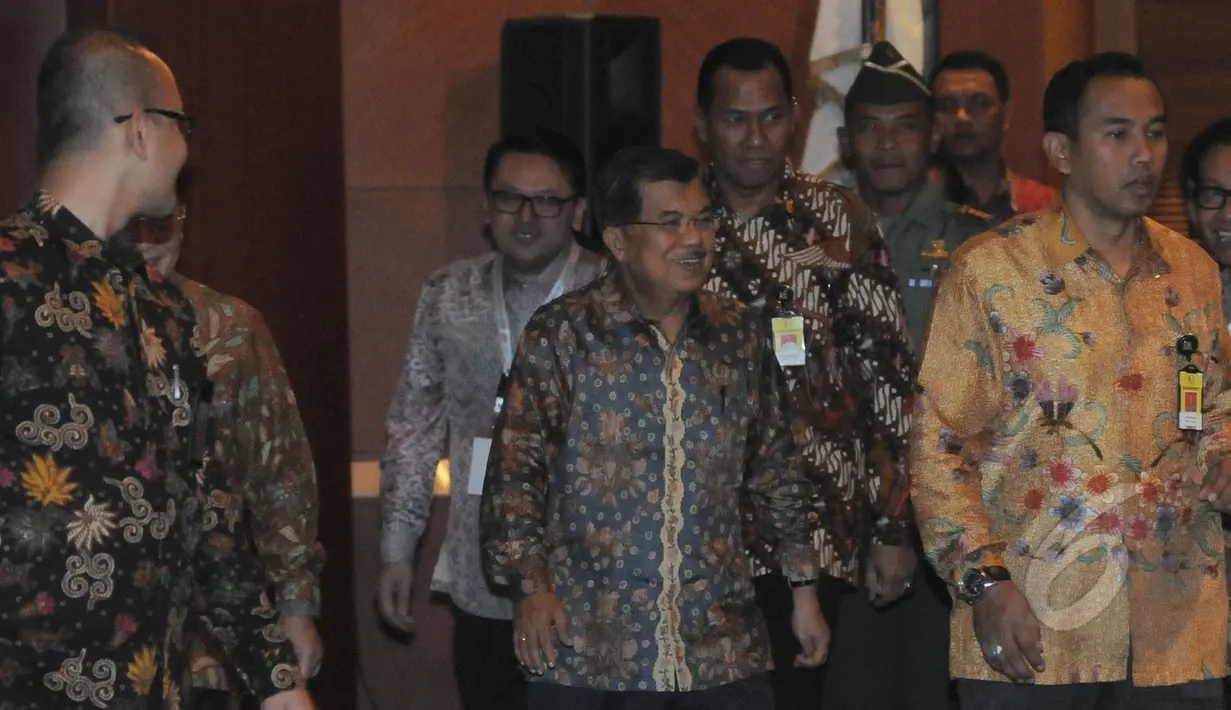 Wapres Jusuf Kalla tiba di gedung PLN Pusat, Jakarta, untuk menghadiri acara Musyawarah Nasional Masyarakat Ketenagalistrikan Indonesia (MKI) ke VI, Kamis (12/3/2015). (Liputan6.com/Herman Zakharia)