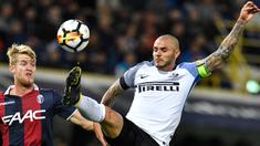 Pemain Inter Milan, Mauro Icardi (kanan) berebut bola dengan pemain Bologna pada lanjutan Serie A di The Dall' Ara Comunal Stadium, Bologna, (19/9/2017). Inter bermain imbang 1-1 lawan Bologna. (AFP/Andreas Solaro)