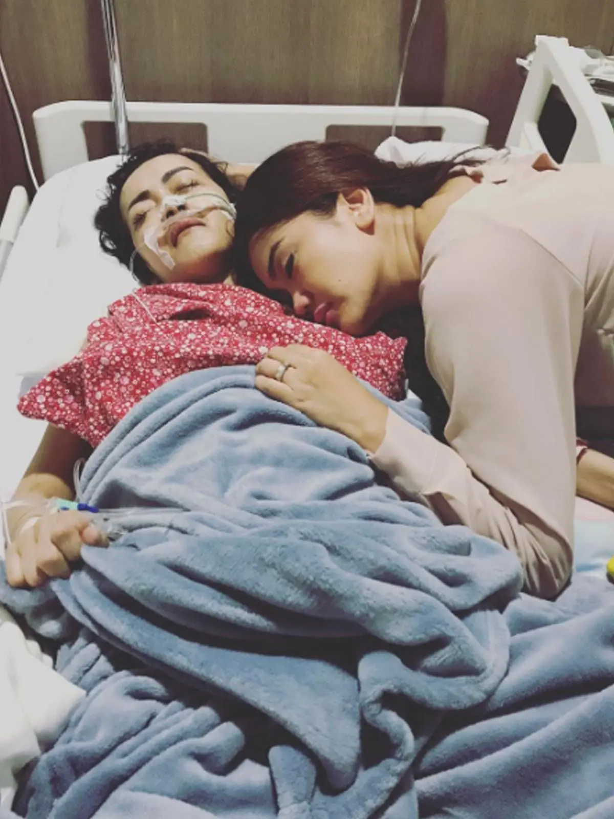 Kondisi Julia Perez dikabarkan kritis. Adik Jupe, Nia Anggia memosting foto Jupe yang tengah terbaring lemah di atas kasur ruang perawatan. (Instagram Nia Anggia)