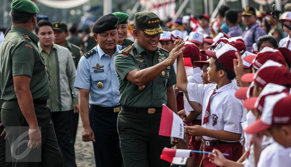 Panglima Jenderal TNI Gatot Nurmantyo menyapa peserta usai mengikuti Apel Gelar Nasional Bela Negara 2016 di Silang Monas, Jakarta, Selasa (23/8). Apel dipimpin langsung oleh Menteri Pertahanan Ryamizard Ryacudu. (Liputan6.com/Faizal Fanani)