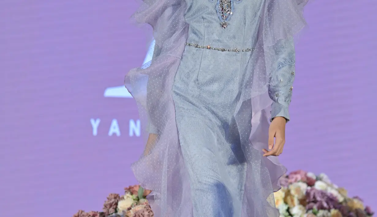 Tule tak hanya dipakai untuk aksen pada rok. Namun juga dipasang pada seluruh bagian. [Foto: Scarf]