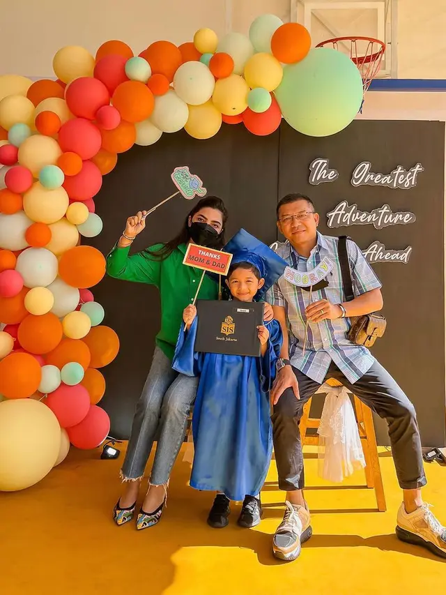 Potret 6 Artis Dampingi Anak Wisuda Kelulusan, Enggak Kalah Menawan