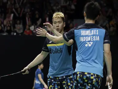 Ganda putra Indonesia, Kevin Sanjaya / Marcus Gideon, merayakan kemenangan atas rekan senegaranya pada Indonesia Masters 2019 di Istora Senayan, Jakarta, Rabu (23/1). Kevin / Marcus lolos ke semifinal. (Bola.com/Yoppy Renato)