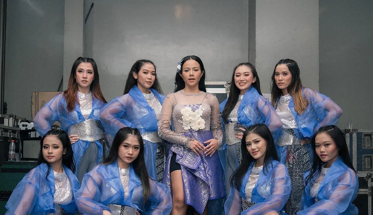Yura Yunita tetap dengan gaya etnik andalannya. Ia memadukan kain songket dengan bralette bling-bling dan sheer crop top. [yurayunita]