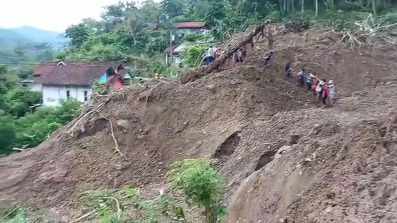 Longsor di Desa Kutabima, Kecamatan Cimanggu, Cilacap, Jawa Tengah. (Foto: Liputan6.com/BPBD Cilacap)