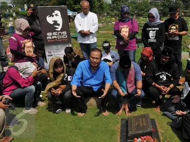 Bakal Cagub DKI, Rizal Ramli (kemeja biru) berziarah ke makam Benyamin Sueb di TPU Karet Bivak, Jakarta, Senin (5/9). Ziarah Rizal Ramli dalam rangka memperingati haul ke-21 tokoh Betawi yang akrab disapa Benyamin S itu. (Liputan6.com/Gempur M Surya)