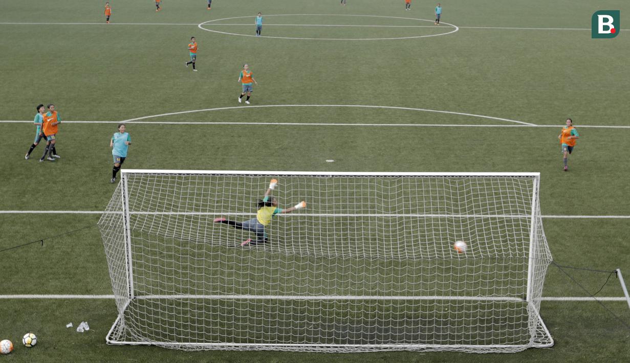 Pemain Timnas wanita Indonesia, saat seleksi pemain di Lapangan Sawangan, Depok, Selasa (6/3/2018). 40 pemain mengikuti Seleksi untuk Asian Games dan Piala AFF Wanita 2018. (Bola.com/M Iqbal Ichsan)